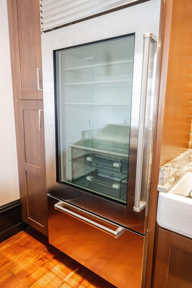 Building Photo - 275 S Limestone