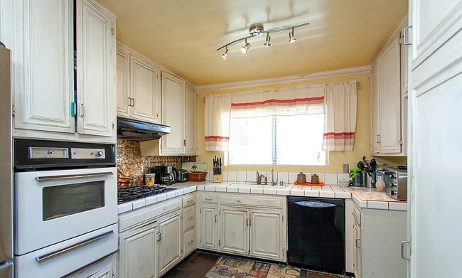 Building Photo - "Charming 1-Bedroom Retreat in the Heart of Encino – A Perfect Place to Call Home!"