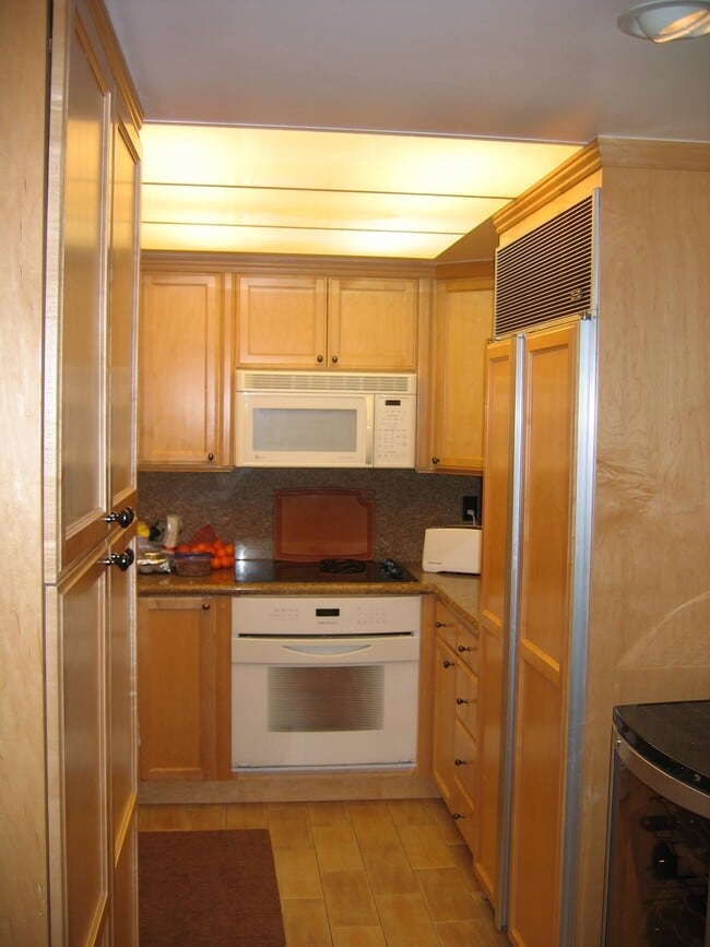 Kitchen - 415 Montana Ave