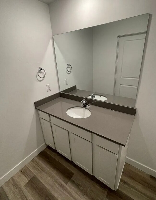 Building Photo - Spacious 3 Bedroom 2.5 Bathroom End Unit in Cedar City!