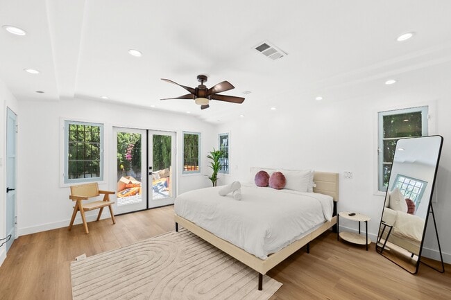 Building Photo - Traditional home | 3 bed 3 bath | Prime Pico-Robertson Area