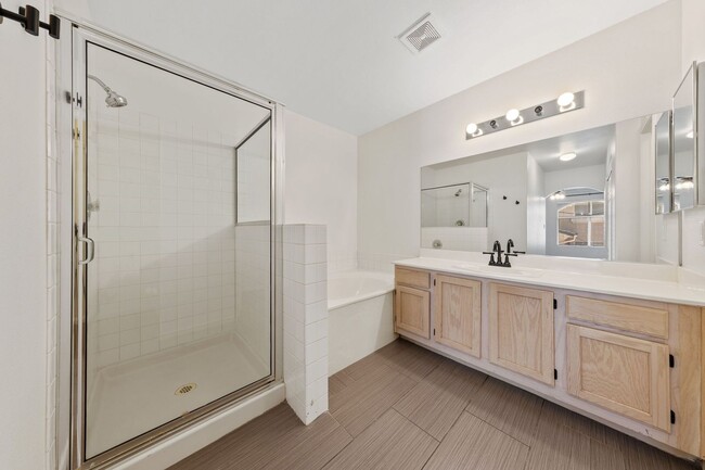 Building Photo - HENDERSON BEAUTIFUL 2-STORY TOWNHOME WITH ...