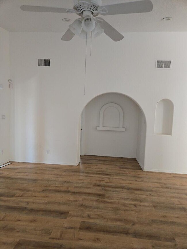 Building Photo - 8415 Calle Soquelle NE