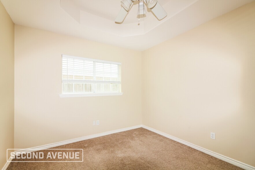 Building Photo - 2422 Luzius Dr