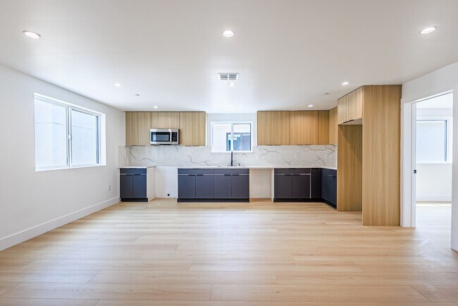 Building Photo - 1013 S Citrus Ave