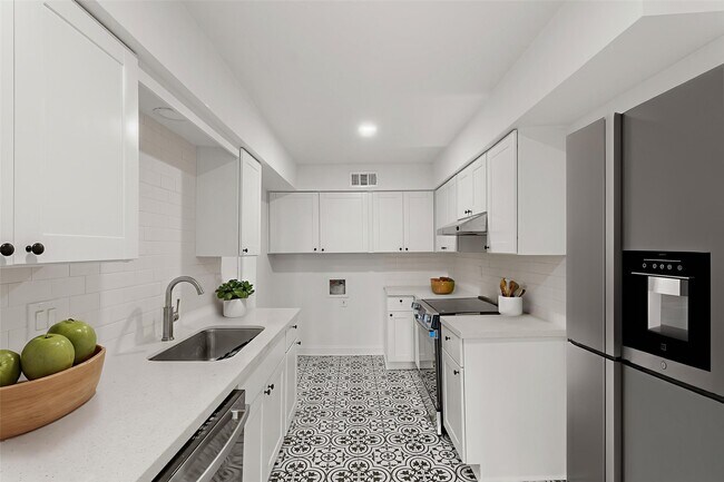 Building Photo - 355 N Post Oak Ln