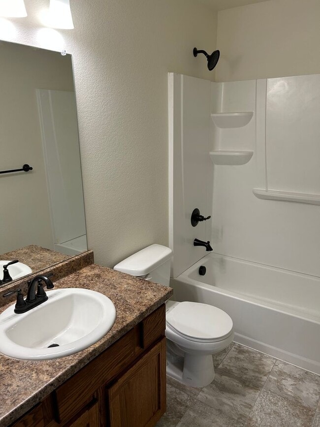 Building Photo - 3 bedroom, 2 bath Ranch floor plan.