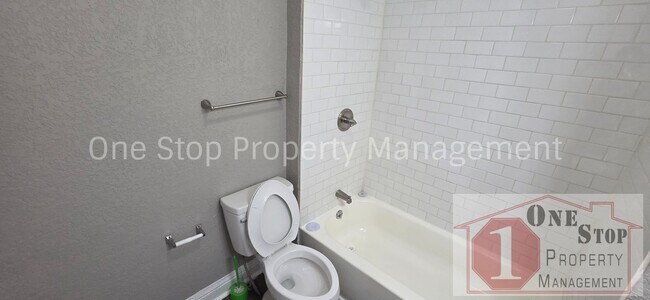 Building Photo - Beautiful 3 Bedroom 2 Bathroom in Kansas City!