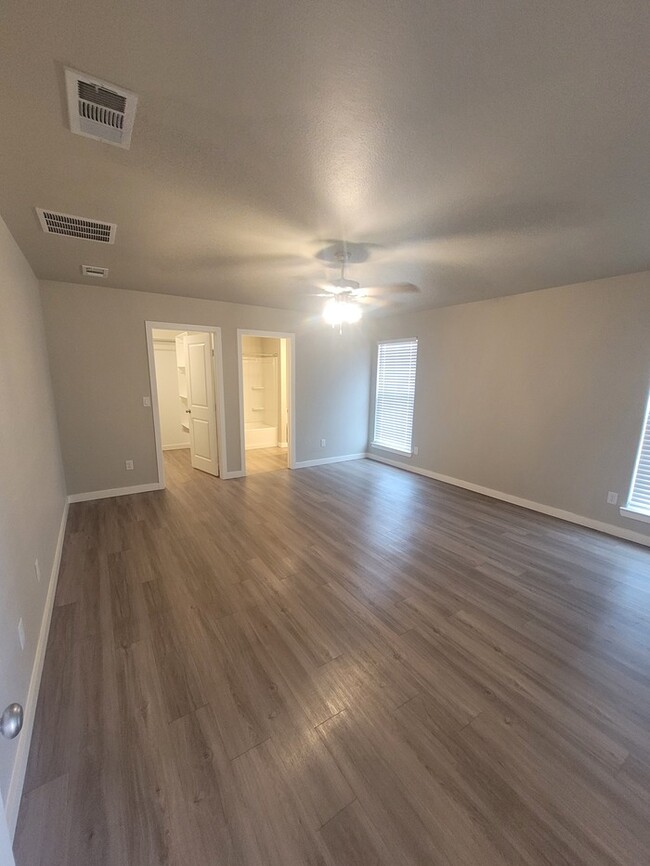 Building Photo - 3 bed 2 bath in Lone Star Trails!