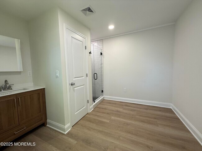 Building Photo - 977 Woodgate Ave