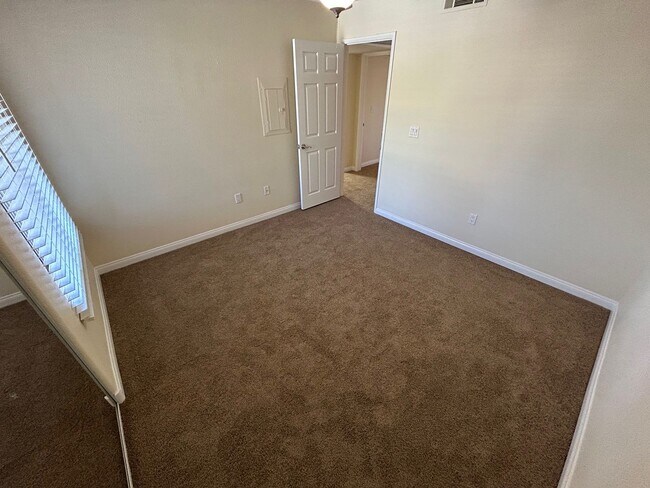 Building Photo - 2 BEDROOM / 2 FULL BATHROOMS LOCATES ON JO...