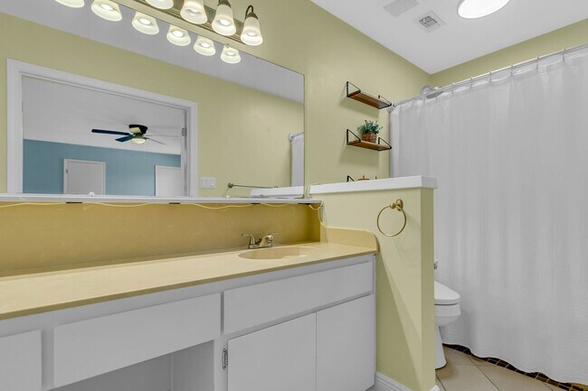 Building Photo - Bluewater Bay POOL Home!