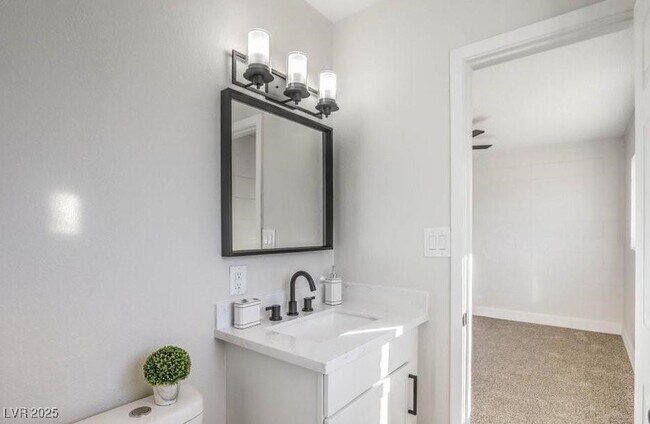 Building Photo - 2033 Hassell Ave