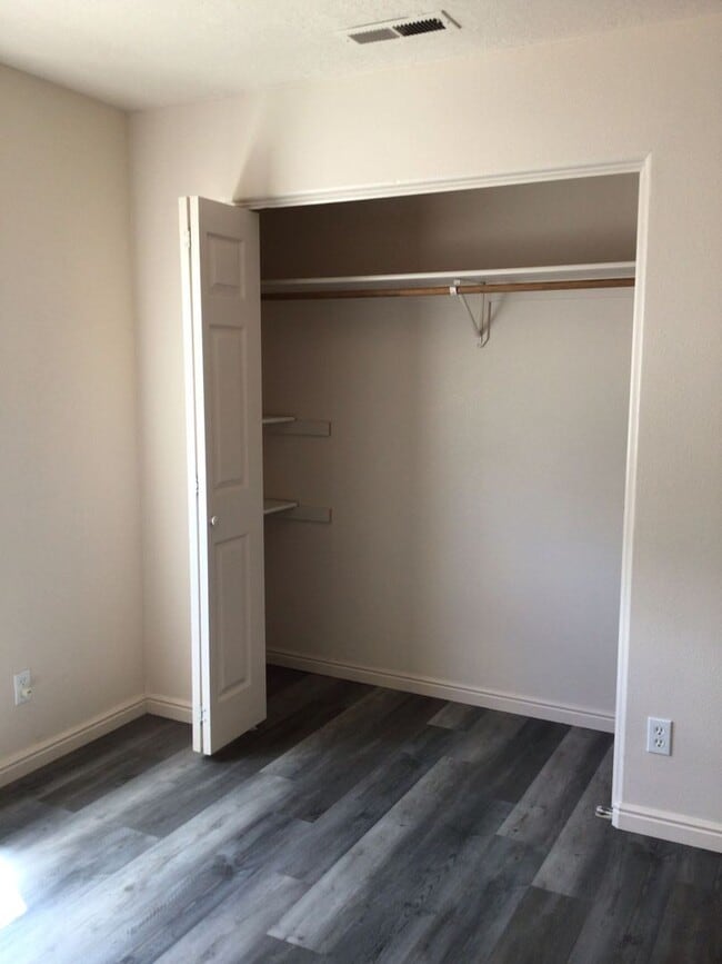 Building Photo - Charming apartment