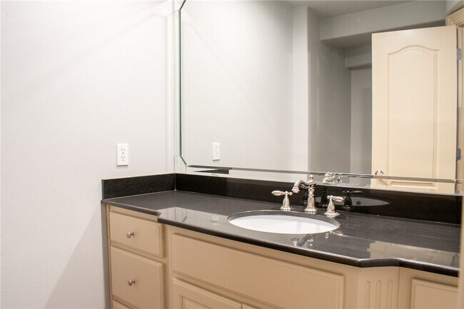 Building Photo - 5106 S Sloan Cir