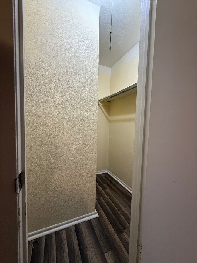 Building Photo - ALL UTILITIES INCLUDED in Cozy and Convenient 1 bedroom