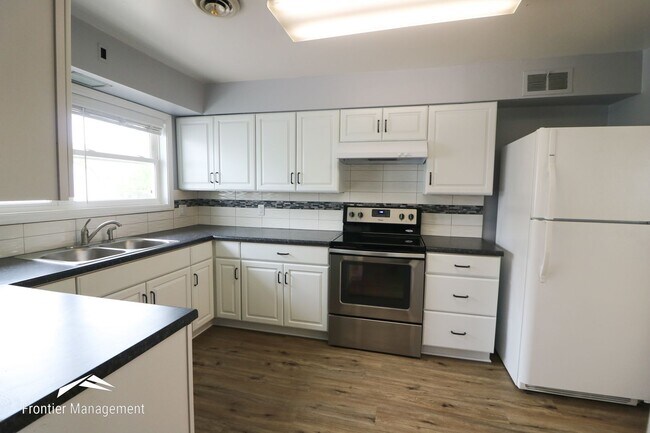 Building Photo - Three Bedroom Home Near Westloop Shopping ...