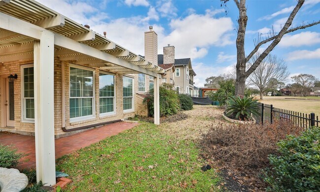 Building Photo - 7502 Holly Ct Estates Dr