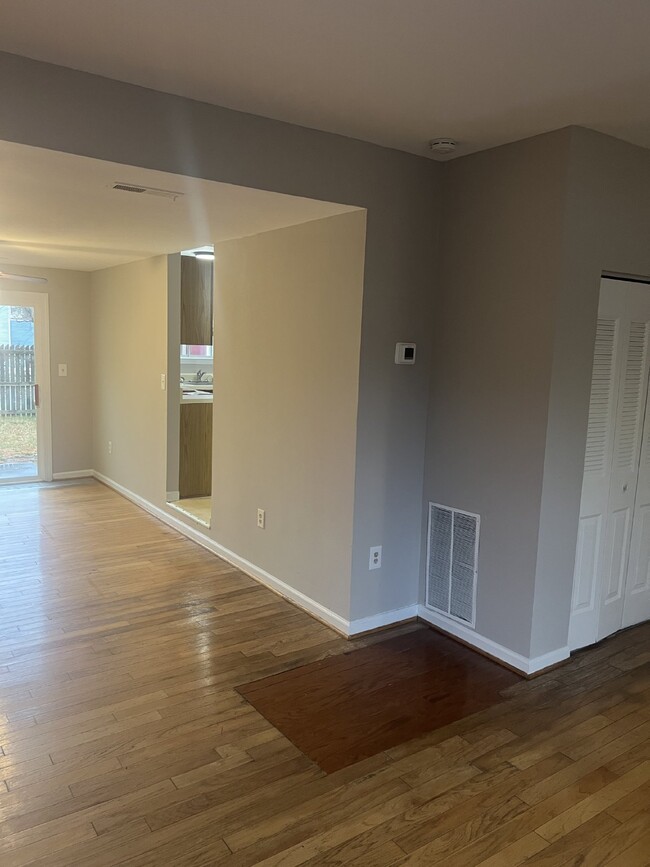 Building Photo - Charming End-Unit Townhome for Rent - 2 Be...