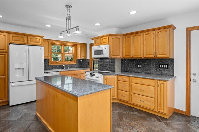 Building Photo - 145 Maple St