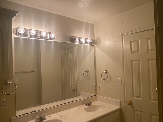 Building Photo - Townhome 3/2/2 in Arlington