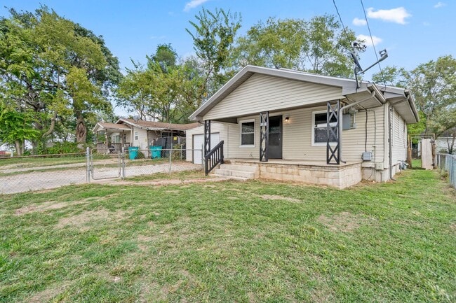 Building Photo - Charming and remodeled 2 Bed | 1 Bath Home...