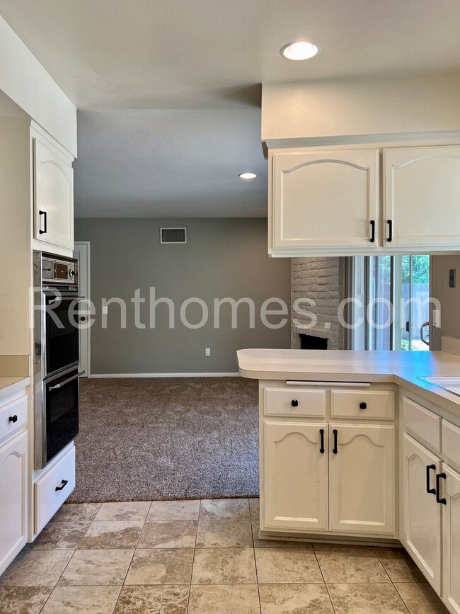 Building Photo - 1426 Kingston Dr