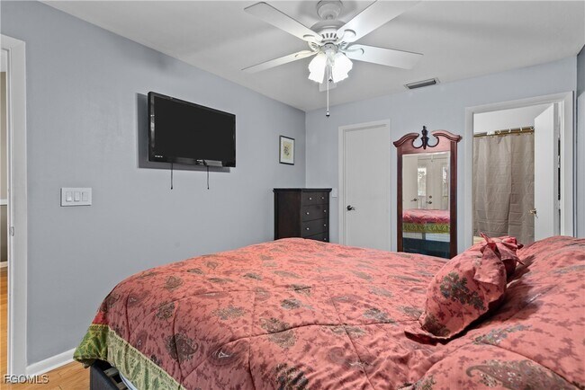 Building Photo - 15140 Riverbend Blvd