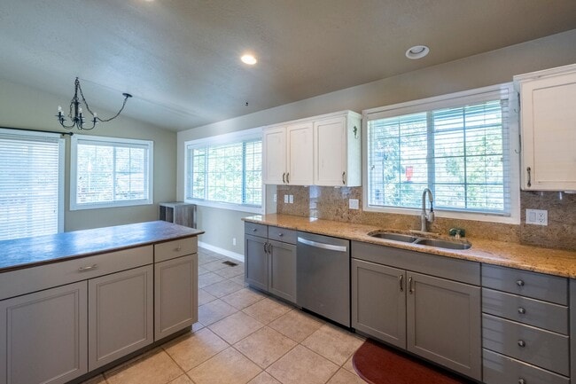 Building Photo - Large corner lot home in desirable Woodland Heights.