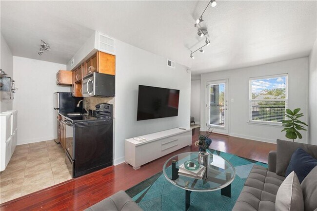 Building Photo - AVAILABLE NOW: 1 BR / 1 BA - Heart of Soco - SS Appliances - Minutes from DT