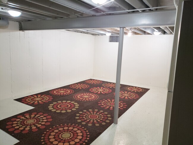 Building Photo - 5825 Balsam Rd