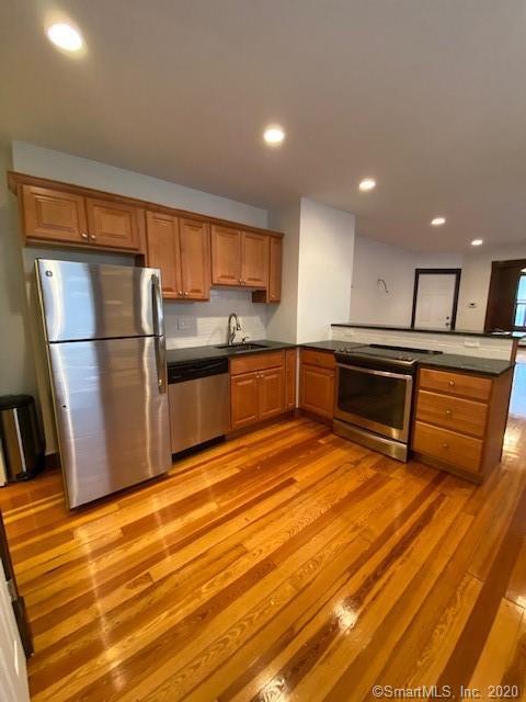 Building Photo - 174 Meadow St