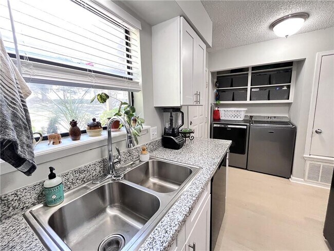 Building Photo - 1373 E Sequoyah Ct
