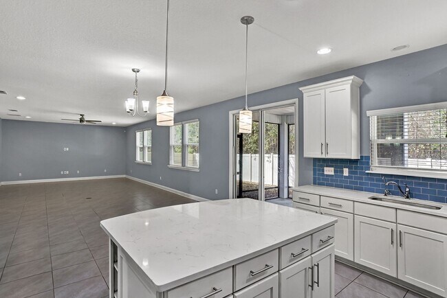 Building Photo - Beautiful 5/4 Home with Over 4k sqft, Fenced in Yard & 3 Car Garage! Pet friendly!