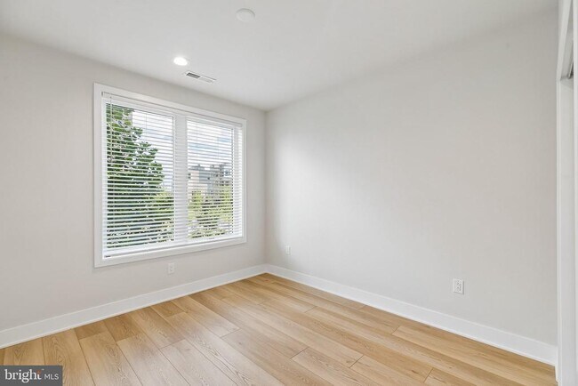Building Photo - 2160 Northbank Pl