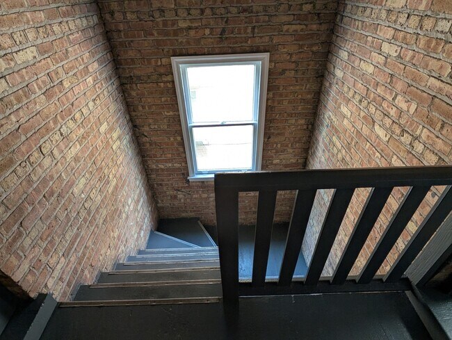 Building Photo - 2909 W Farragut Ave