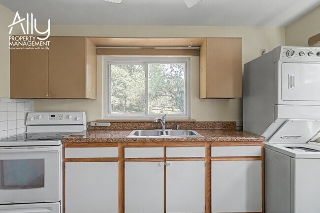 Building Photo - 2550 Woodland Dr