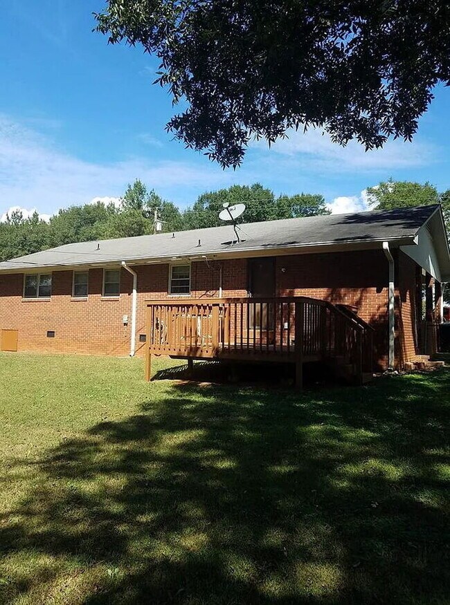 Building Photo - "Charming 3-Bedroom Home in Anderson with Modern Comforts!"