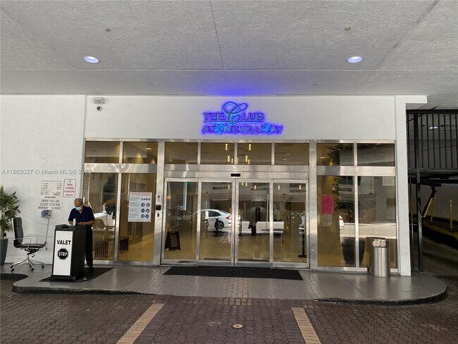Building Photo - 1200 Brickell Bay Dr