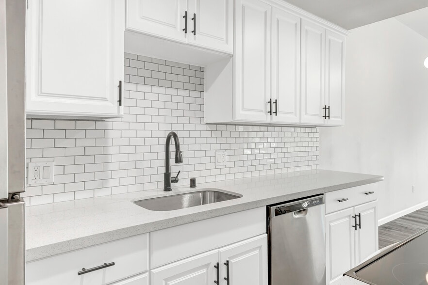 Building Photo - 10607 Des Moines Memorial Dr S