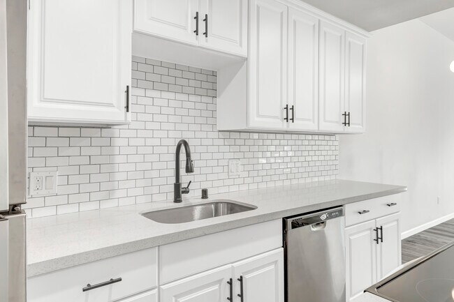 Building Photo - 10607 Des Moines Memorial Dr S