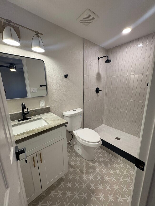 Building Photo - 509 E 41st St