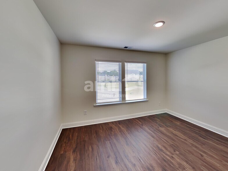 Building Photo - 312 Willow Ln