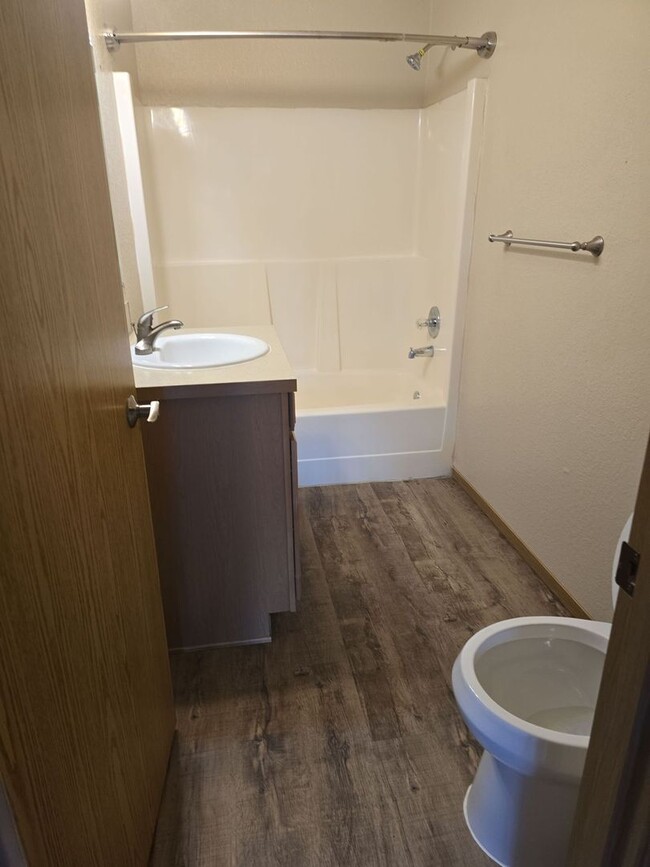 Building Photo - Over 1500 sqft! 3 bedroom 2 full bath suit...