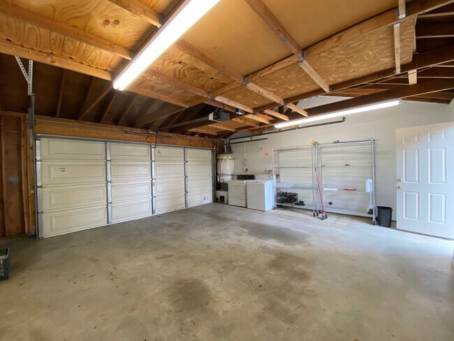 Building Photo - Bright and Spacious 2 Bed/1.5 Bath South O...