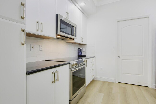 Building Photo - 801 S Olive Ave