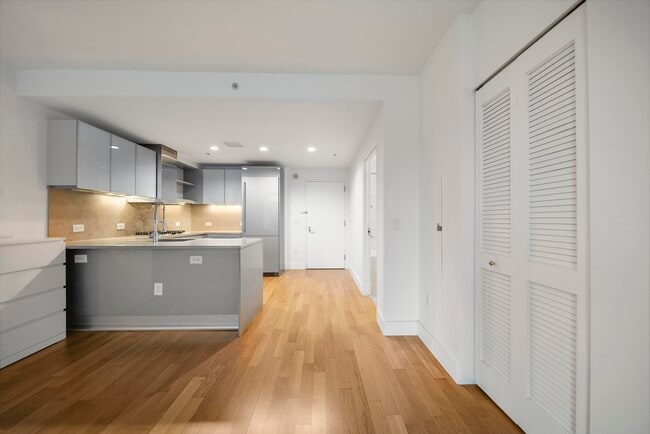 Building Photo - 77 Hudson St