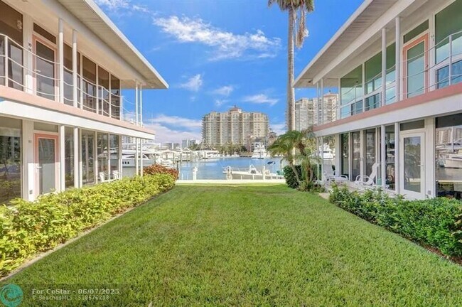 Building Photo - 2760 Yacht Club Blvd