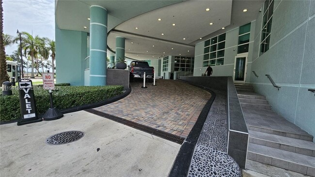 Building Photo - 1900 N Bayshore Dr