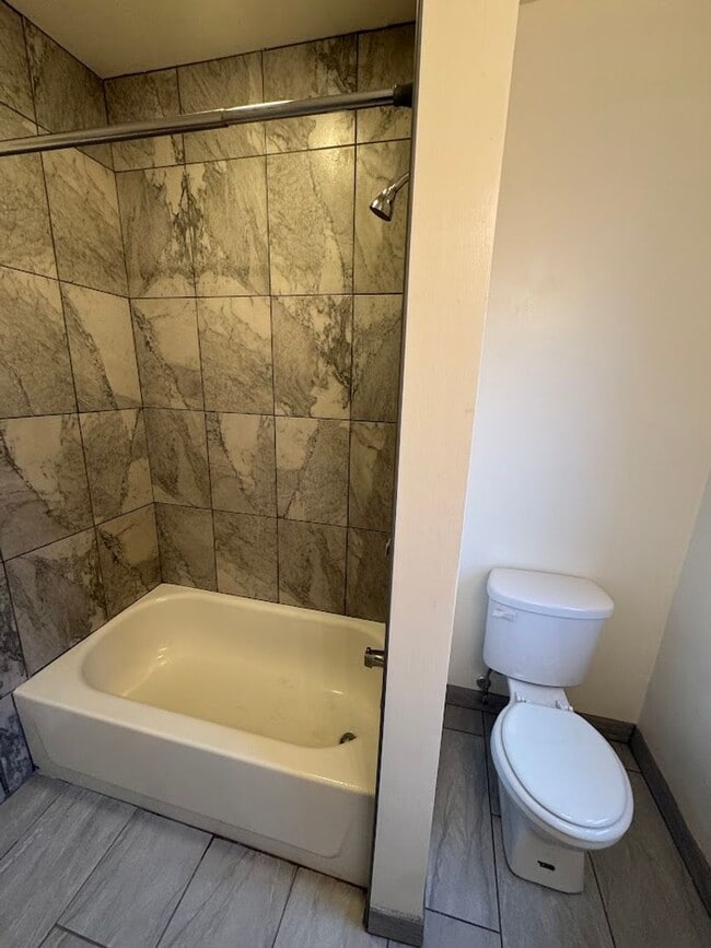 Building Photo - Great Morningside Row House with Front Porch!